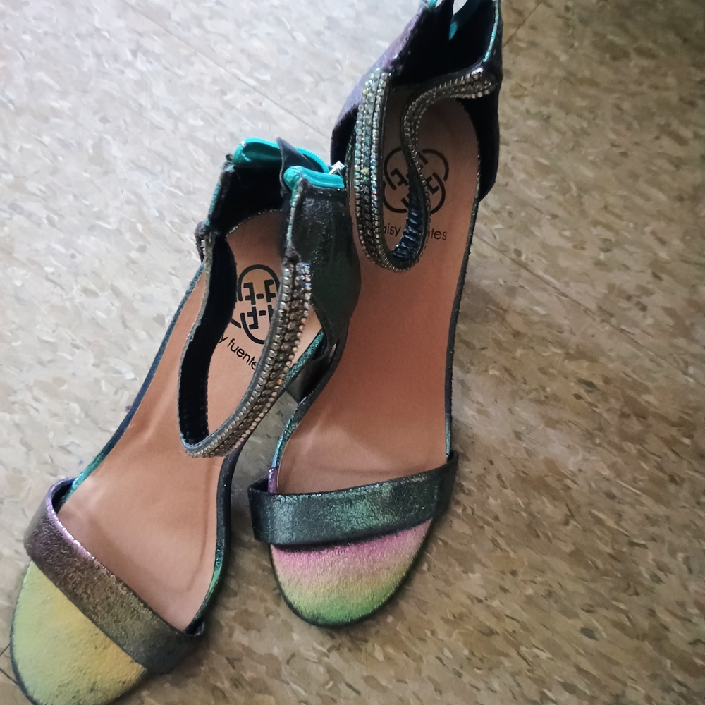 Daisy Fuentes Silver and Green Sandals with Ankle Strap